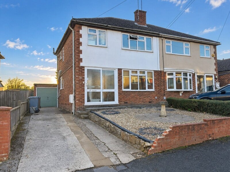 House Neithrop Avenue in Cherwell District