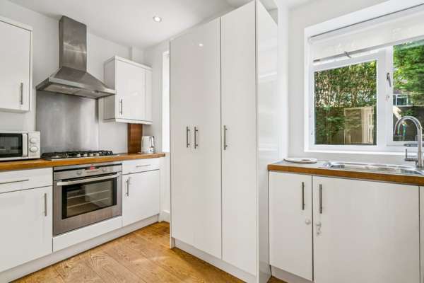 Flat Kings Road in Greater London