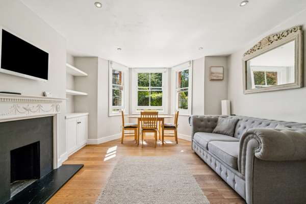 Flat Kings Road in Greater London