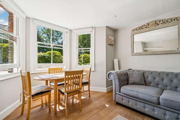 Flat Kings Road in Greater London