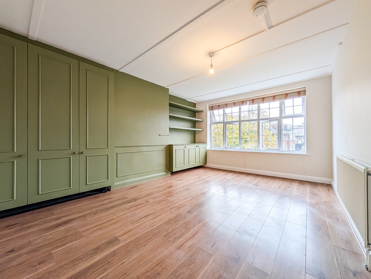Flat Wynash Gardens in Greater London