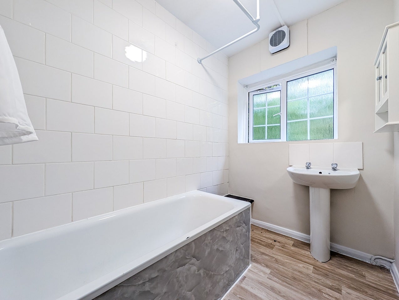 Flat Wynash Gardens in Greater London