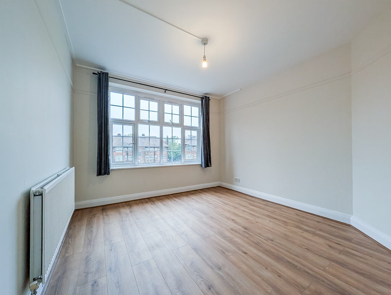 Flat Wynash Gardens in Greater London