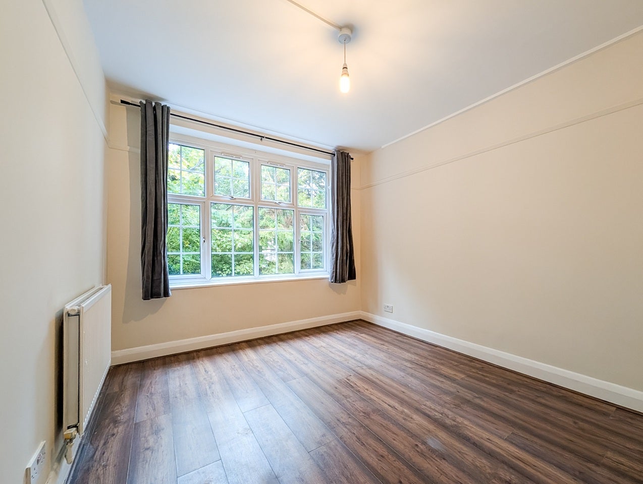 Flat Wynash Gardens in Greater London