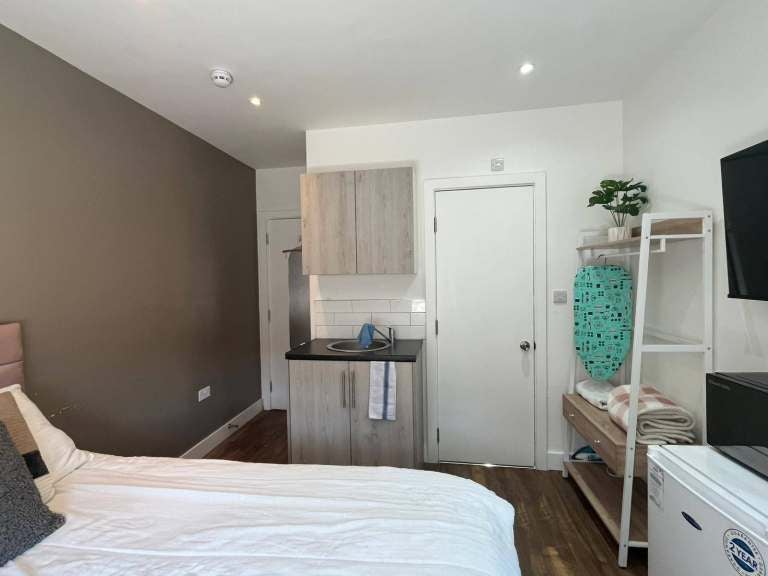 Flat Broadway in Greater London