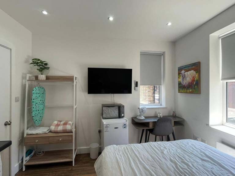 Flat Broadway in Greater London