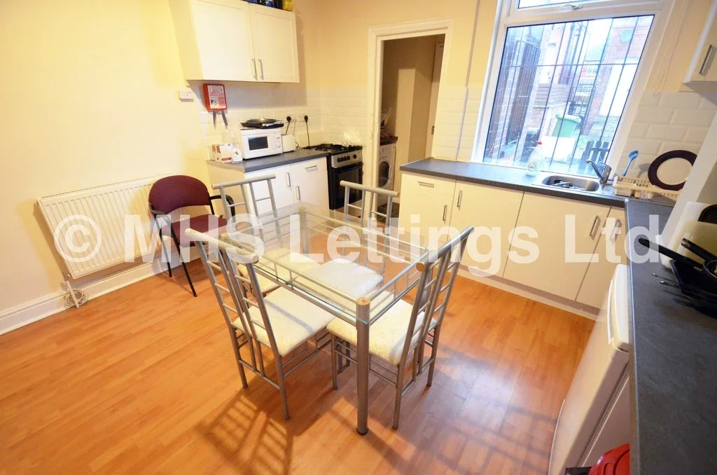 Room Back Hartley Grove in Leeds