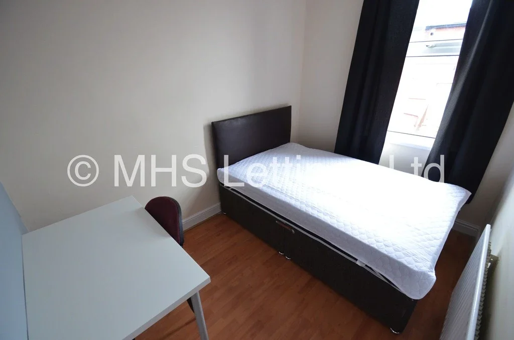 Room Back Hartley Grove in Leeds