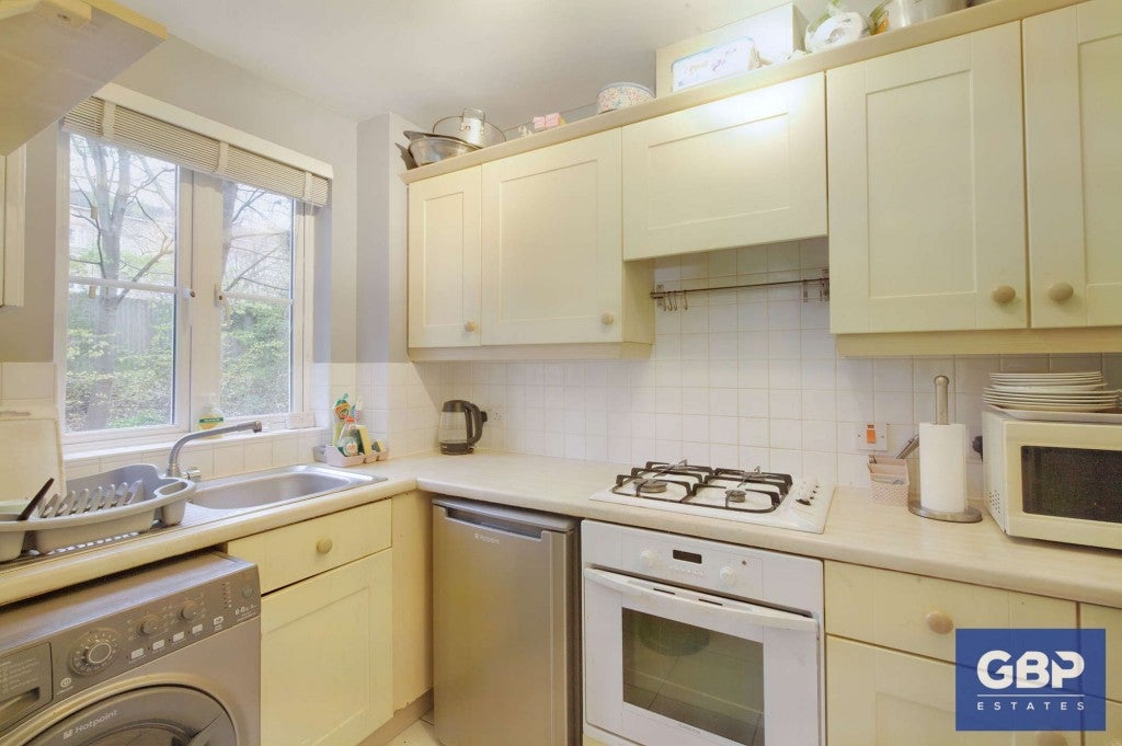 Flat Elvet Avenue in Greater London