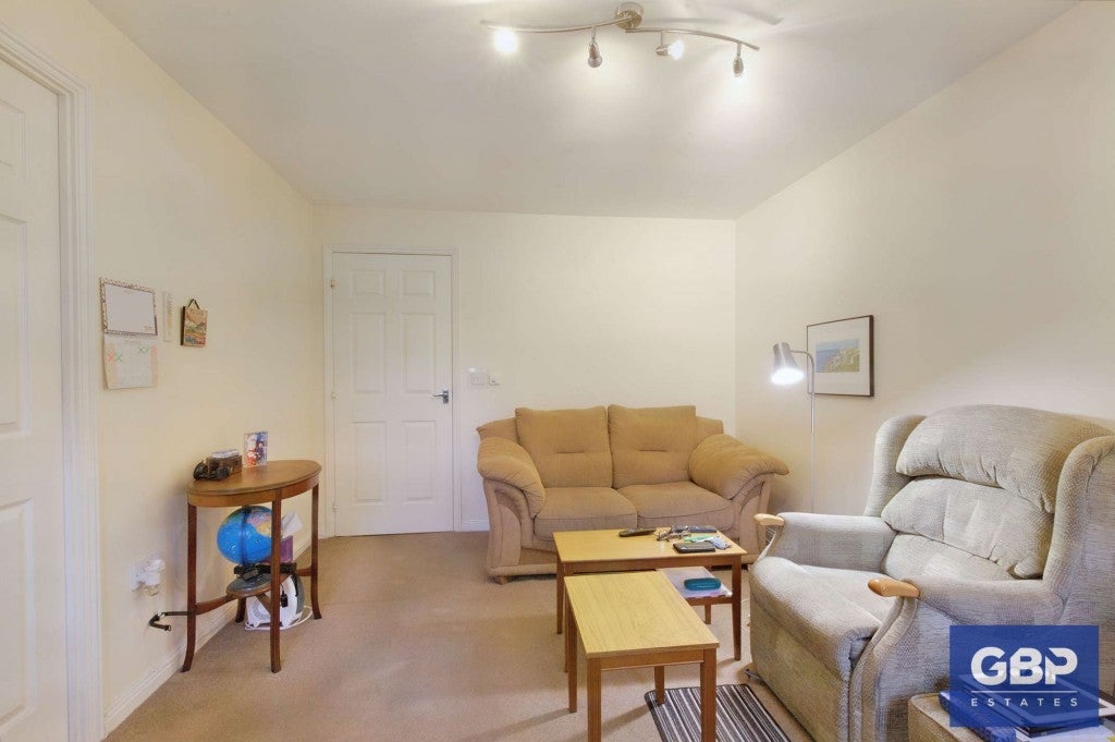 Flat Elvet Avenue in Greater London