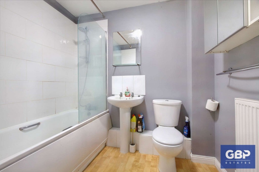 Flat Elvet Avenue in Greater London