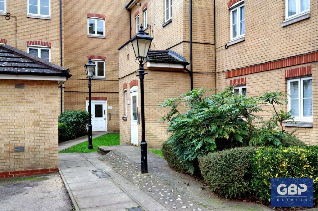 Flat Elvet Avenue in Greater London