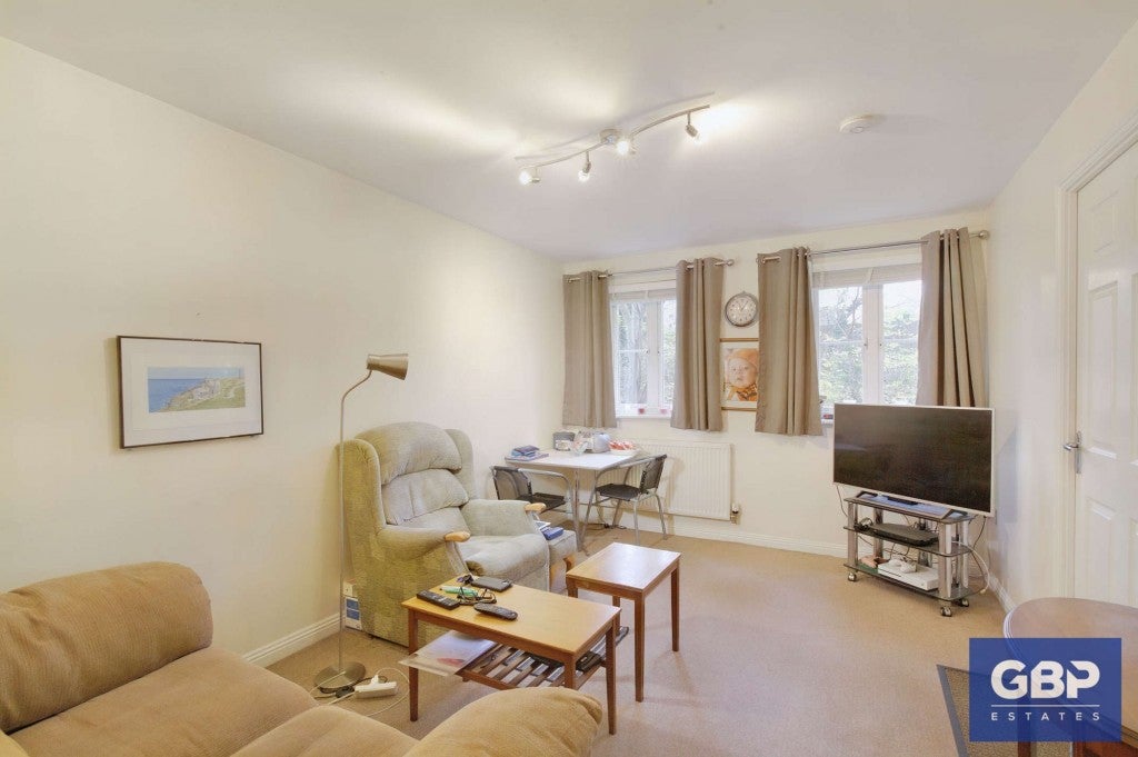 Flat Elvet Avenue in Greater London