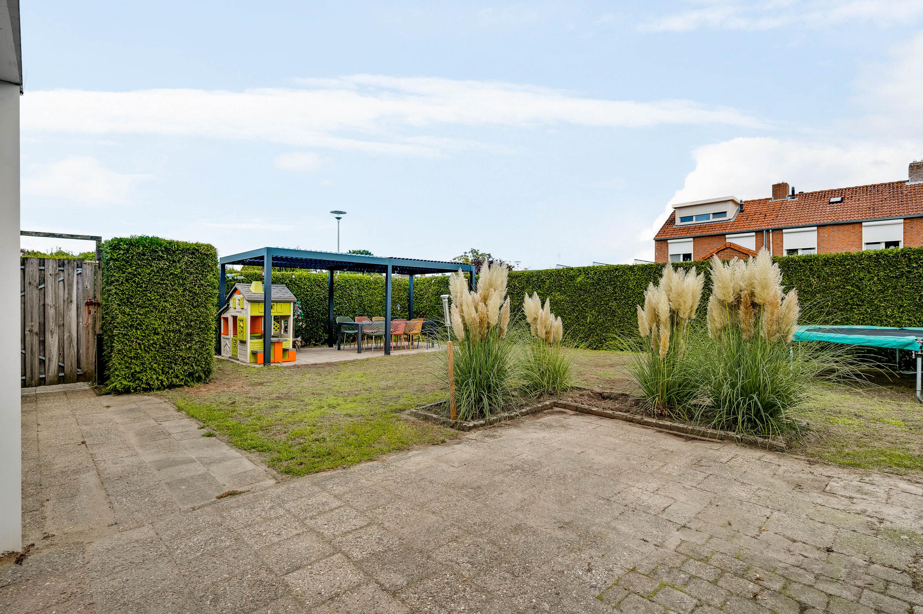 Twee-onder-één-kap te koop: Graaf van Loonlaan 19, Heythuysen