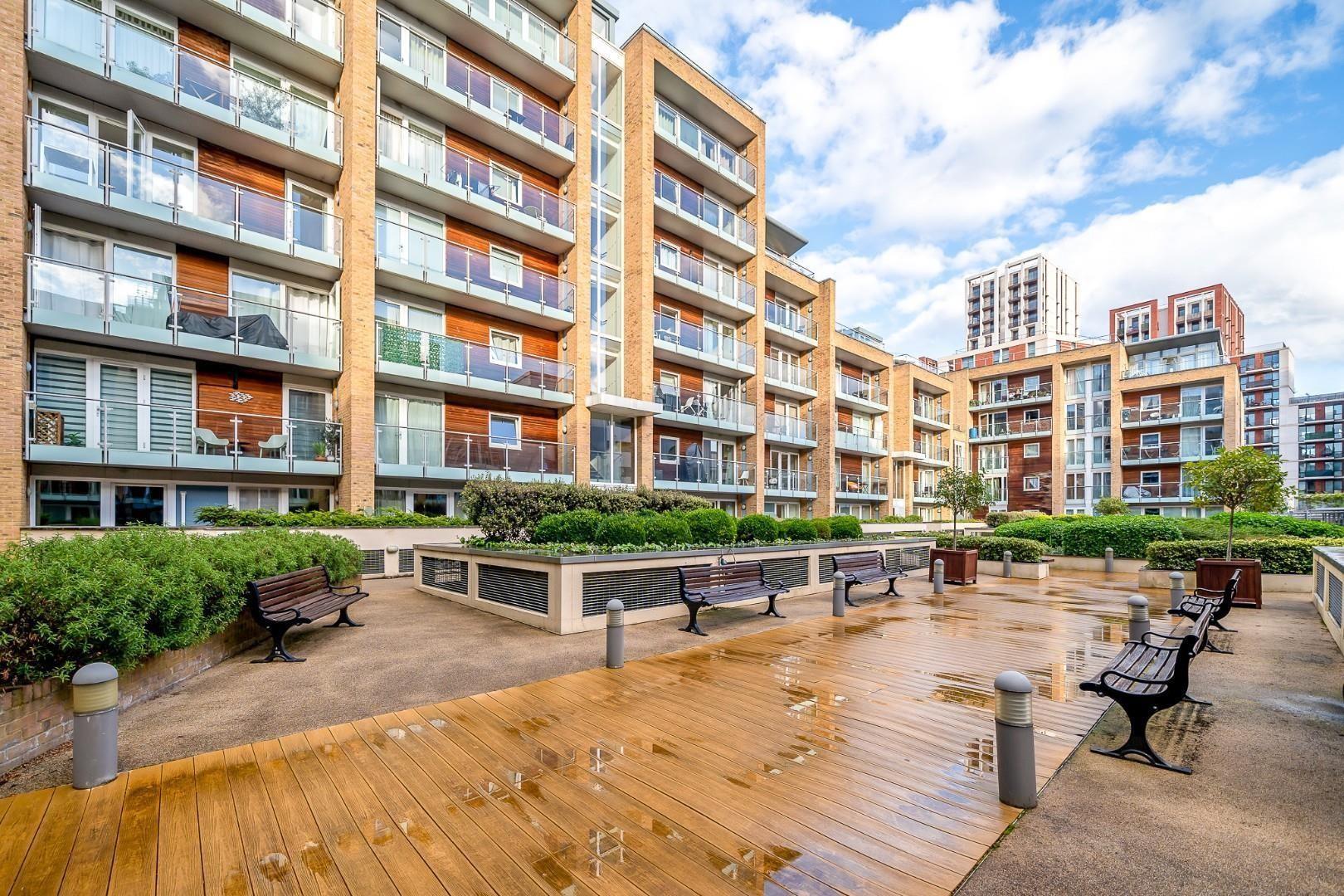 Flat Battersea Park Road in Greater London