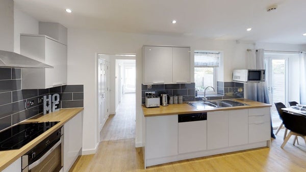 Flat Boverton Road in Filton