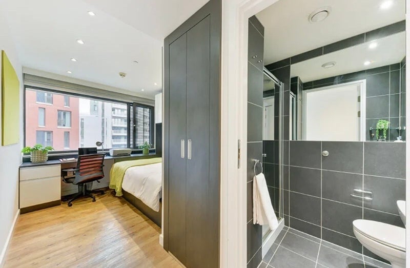 Room Canal Reach in Greater London