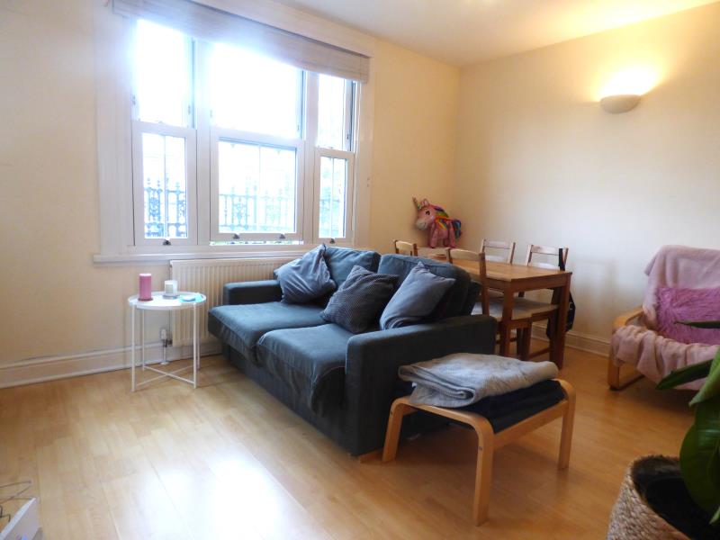Flat Thornton Avenue in Greater London