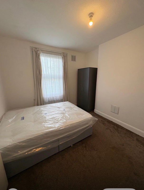Room Talfourd Road in Greater London