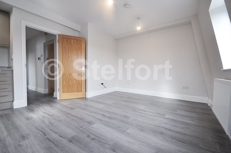 Flat Grafton Road in Greater London