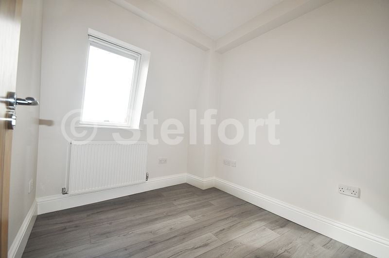 Flat Grafton Road in Greater London