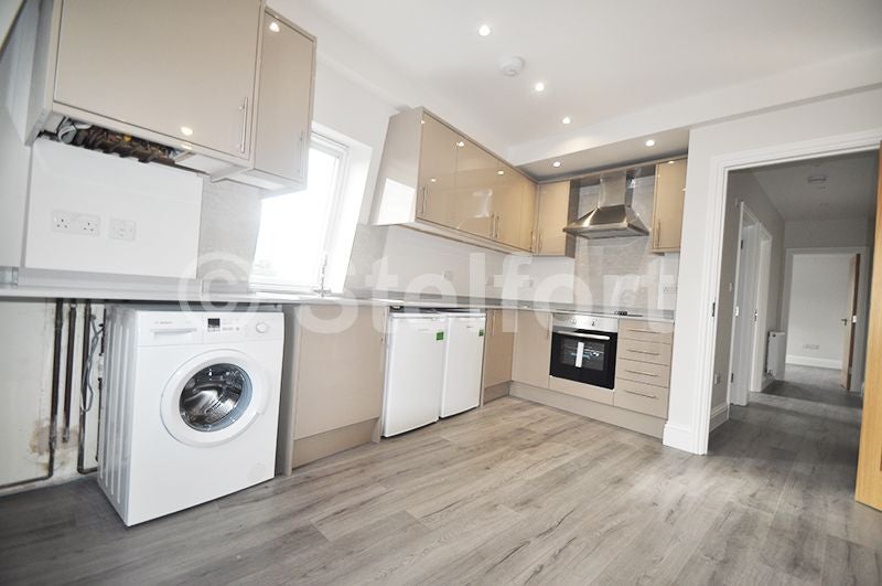 Flat Grafton Road in Greater London