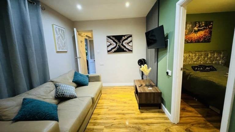 Flat Wrythe Lane in Greater London