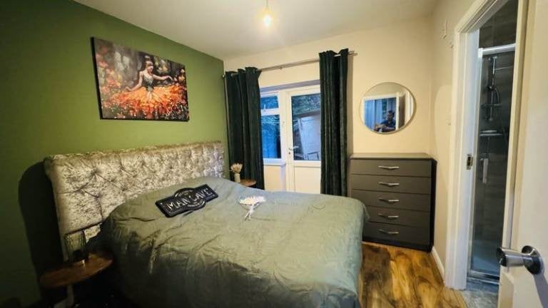 Flat Wrythe Lane in Greater London