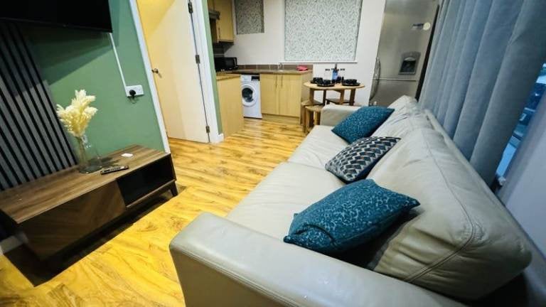 Flat Wrythe Lane in Greater London