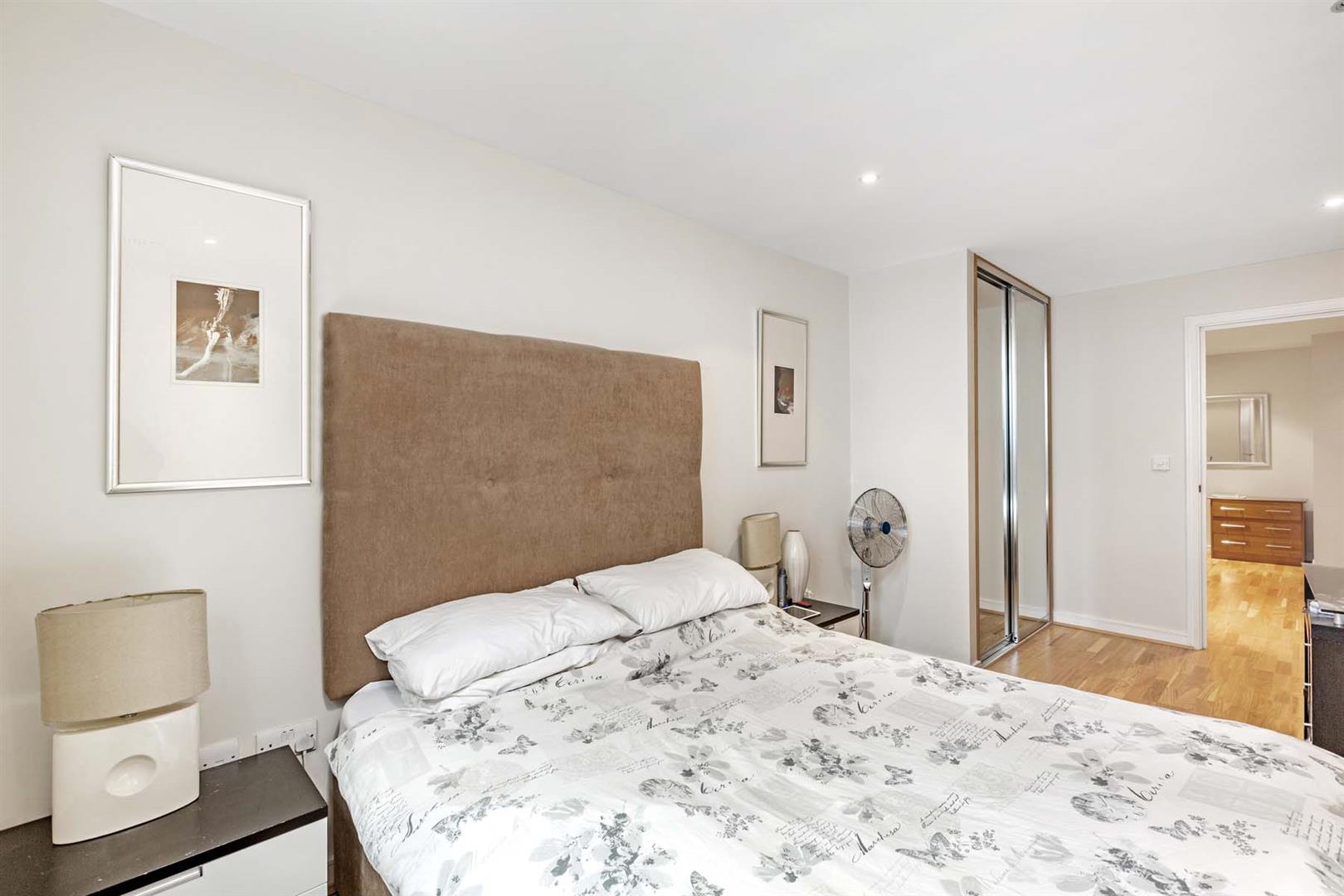Flat Albert Embankment in Greater London