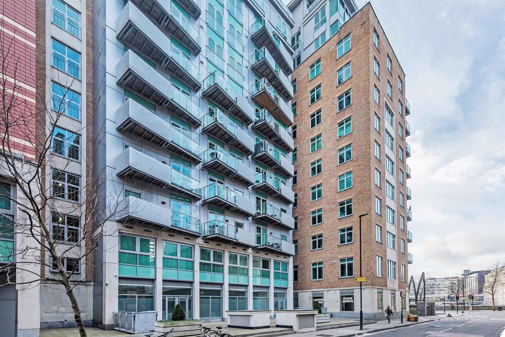 Flat Albert Embankment in Greater London