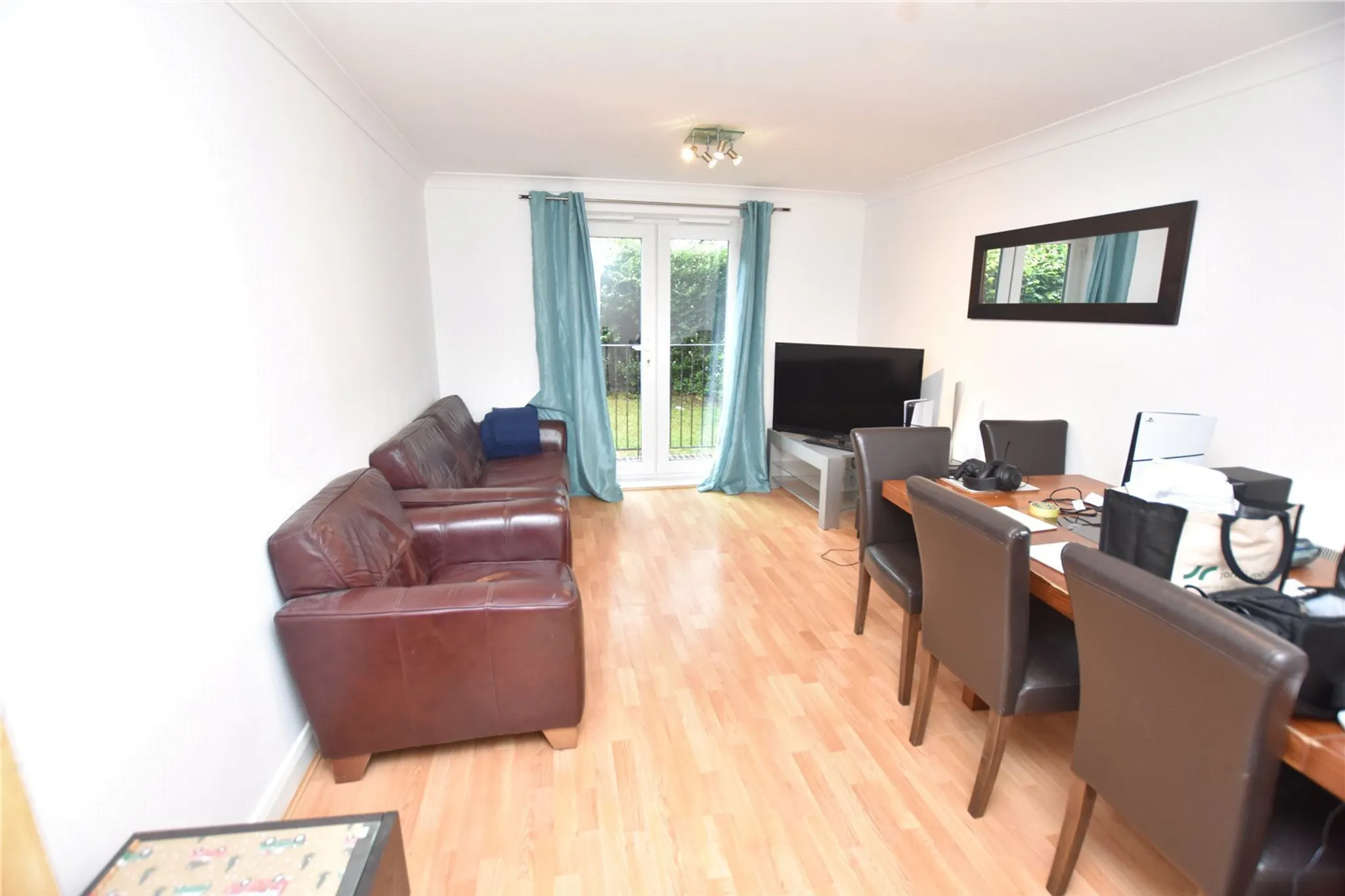 Flat Smeaton Court in Newbury
