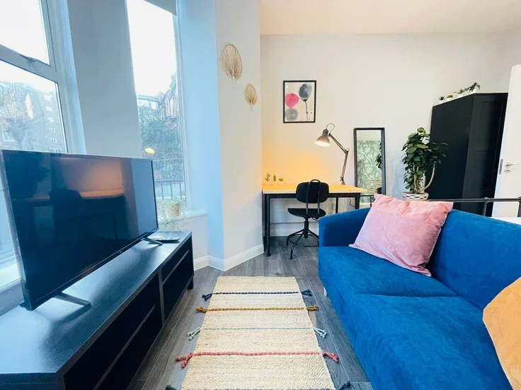 Flat Hawkwood Mount in Greater London