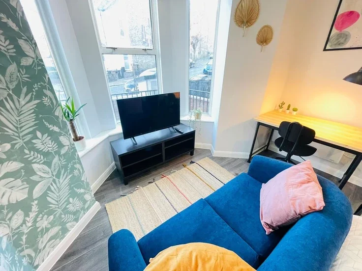 Flat Hawkwood Mount in Greater London