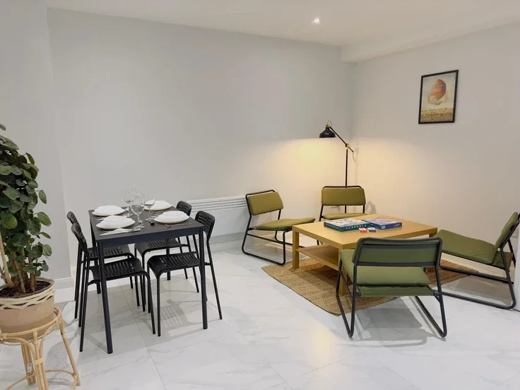Flat Hawkwood Mount in Greater London