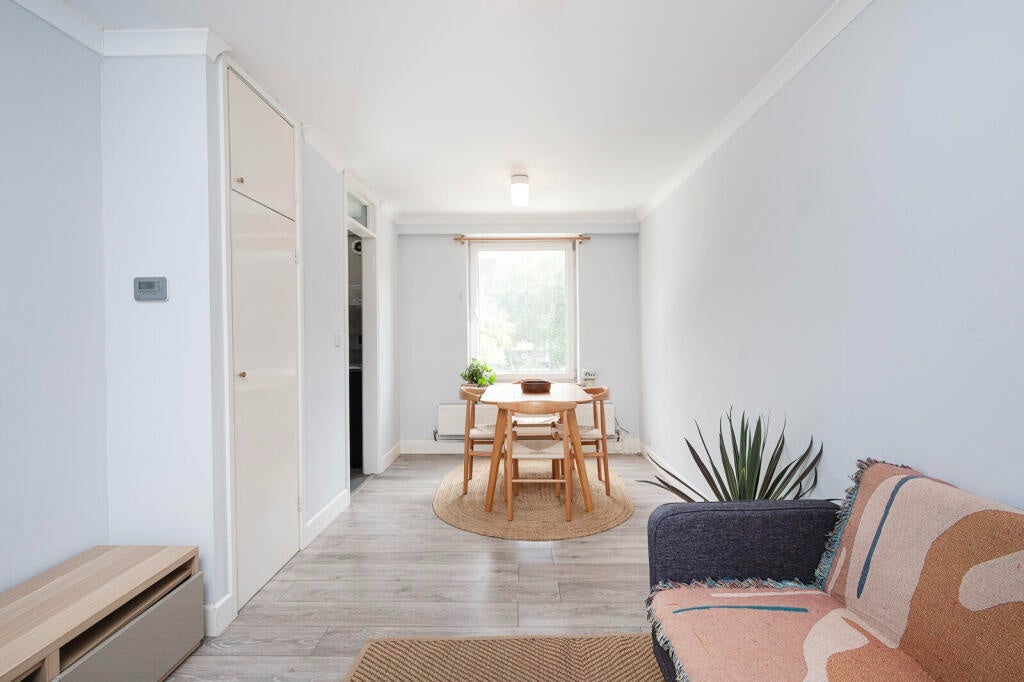 Flat Regan Way in Greater London