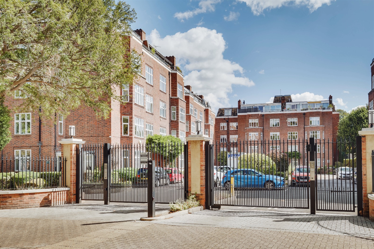 Flat Putney Hill in Greater London