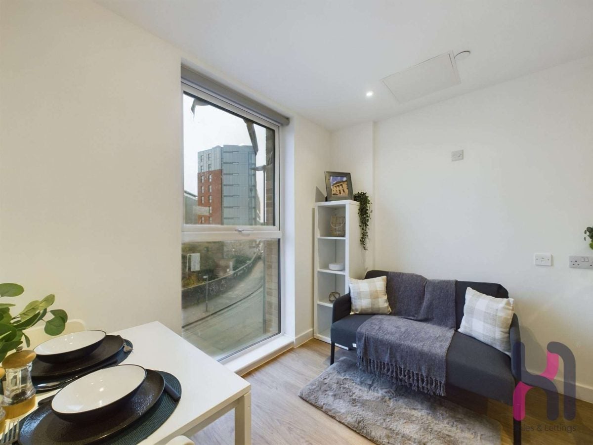 Flat Strawberry Road in Salford