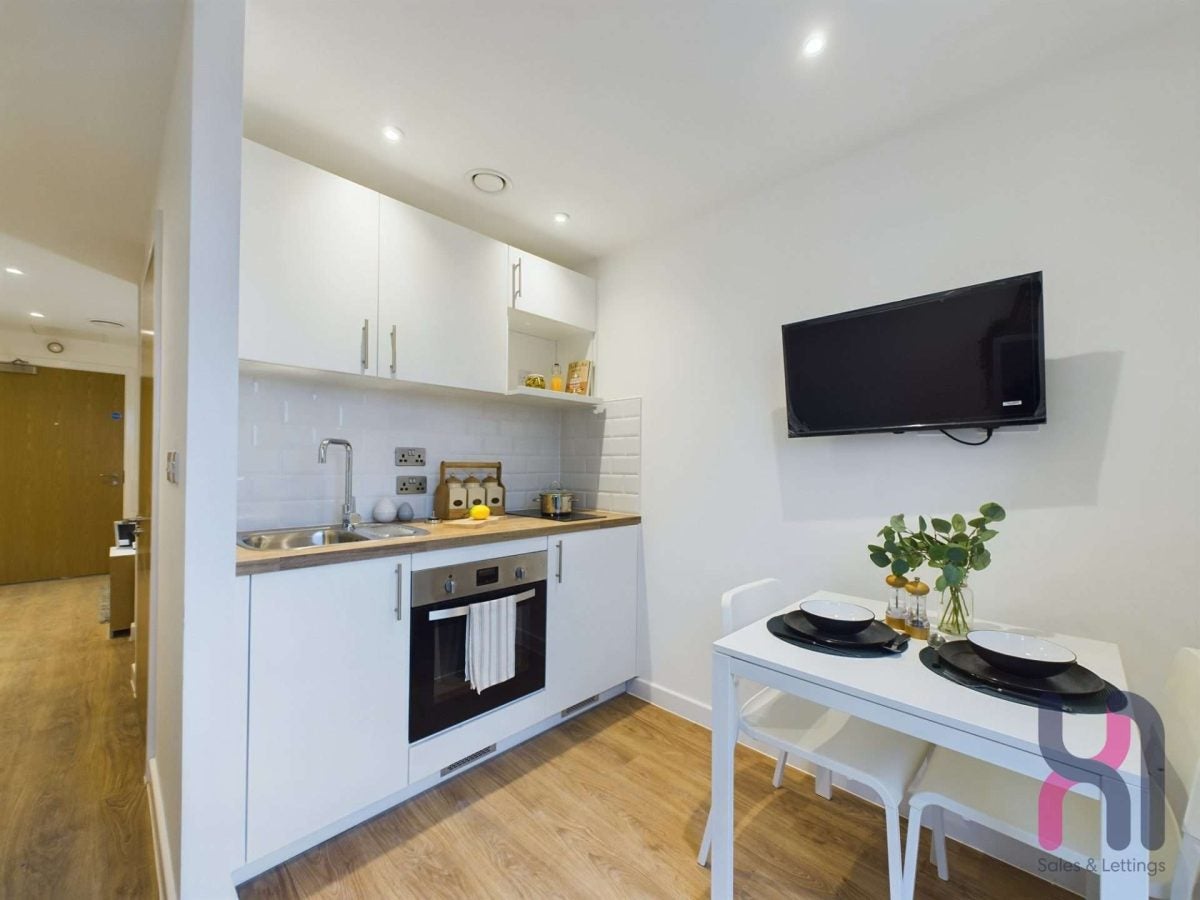 Flat Strawberry Road in Salford