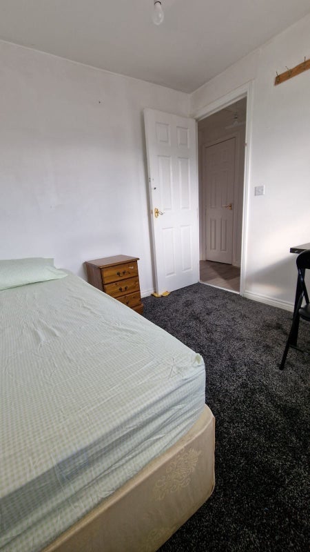 Room Northcote Avenue in Manchester