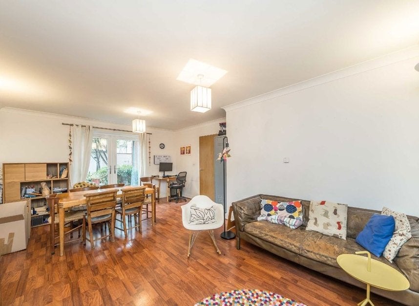 Flat Solway Road in Greater London