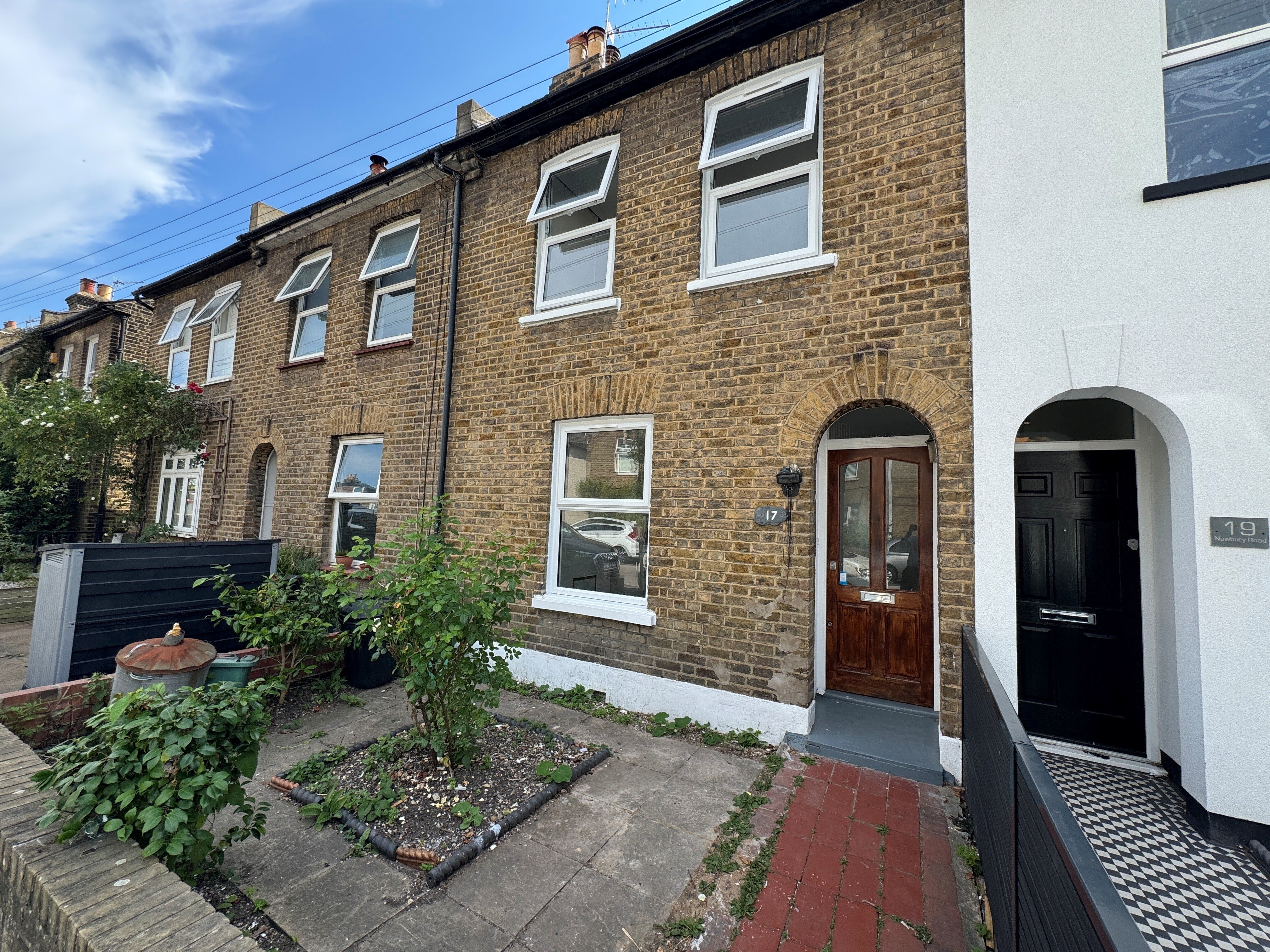 Flat Newbury Road in Greater London