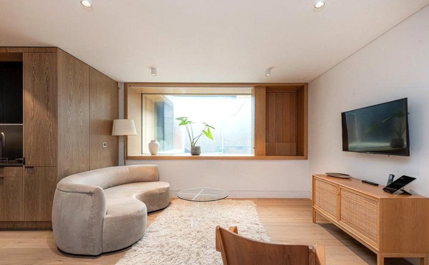 Flat Weymouth Mews in City of Westminster