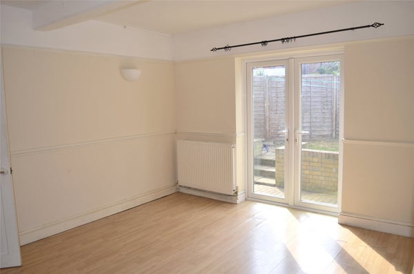 Flat Flaxley Road in London