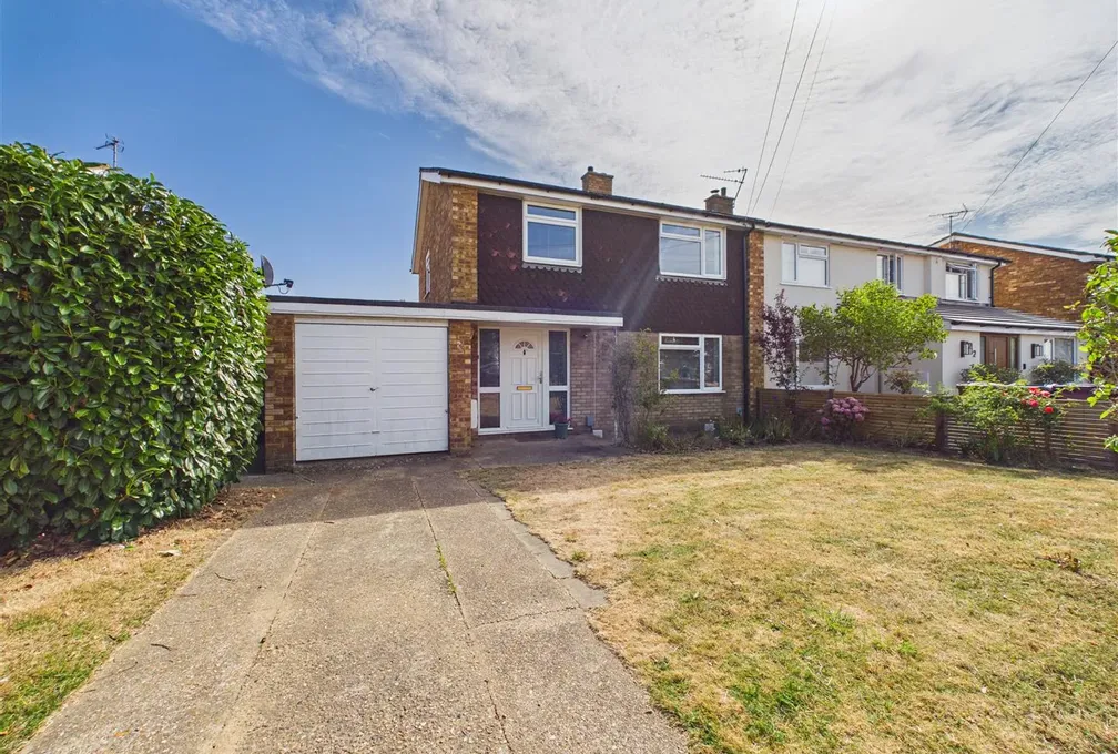 House Walnut Way in Ickleford