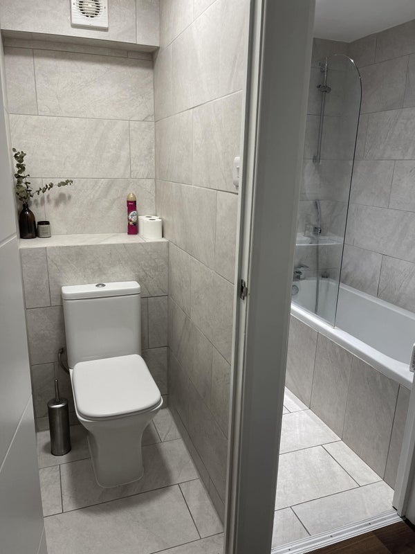 Room Rounton Road in Greater London