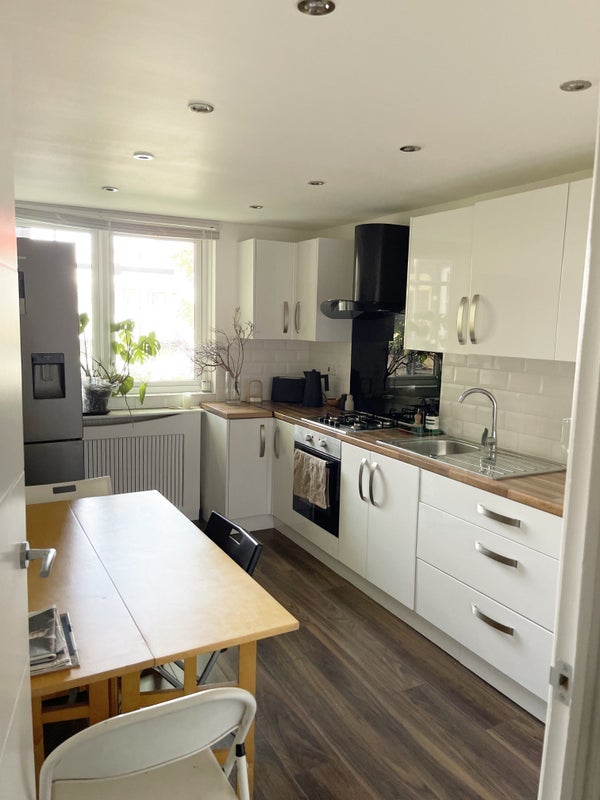 Room Rounton Road in Greater London