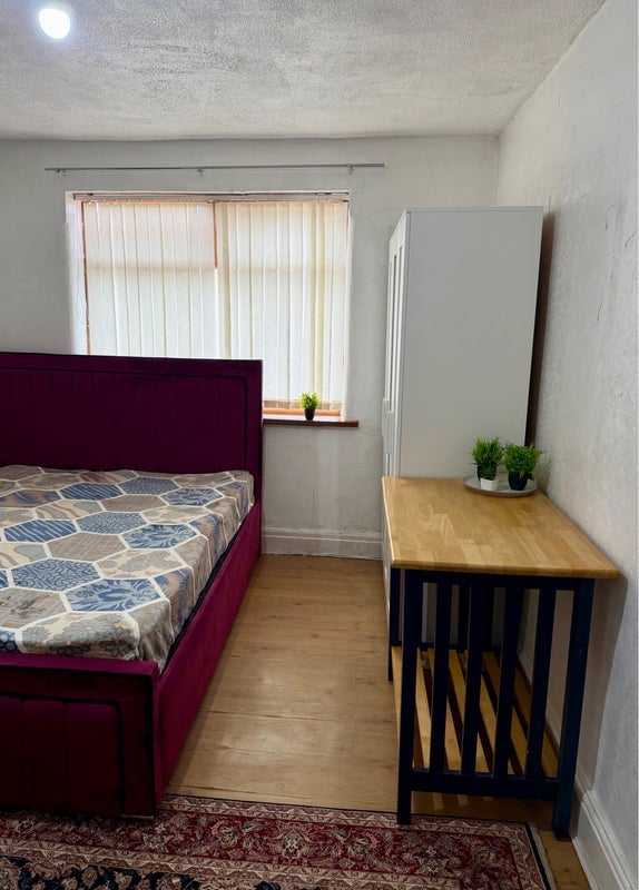 Room Greenstead Avenue in Manchester