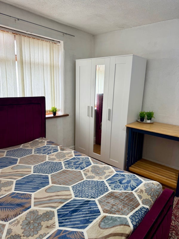 Room Greenstead Avenue in Manchester