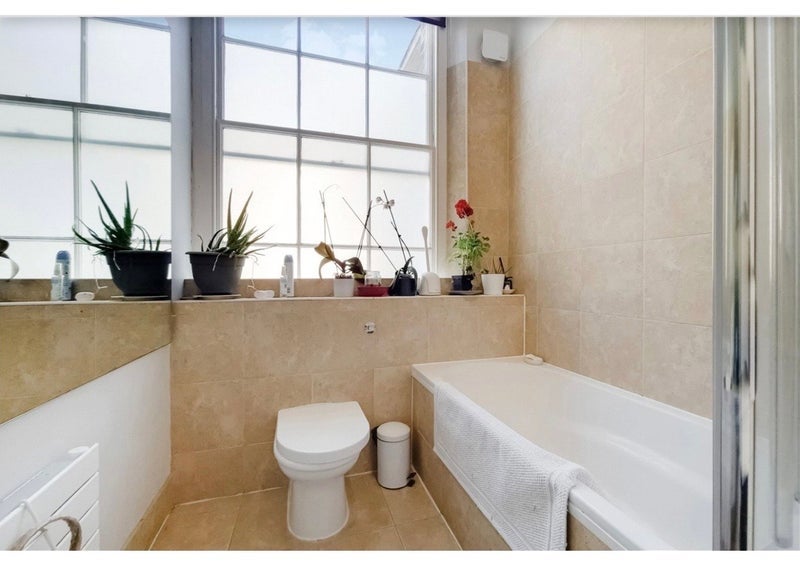Room Kimber Road in Greater London